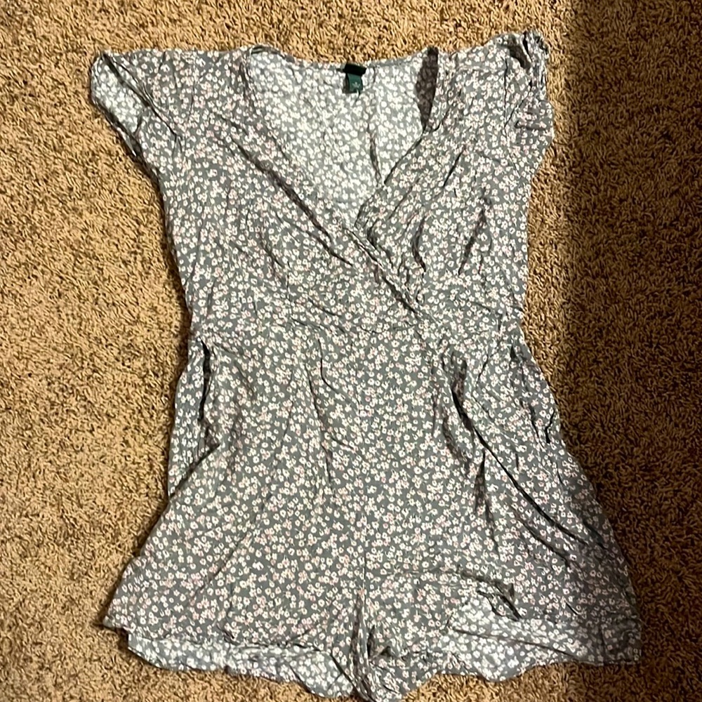 Wild fable romper, gray with small pink and white flowers. Medium